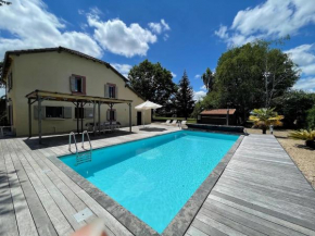 Luxurious Villa in Cazaubon with Swimming Pool